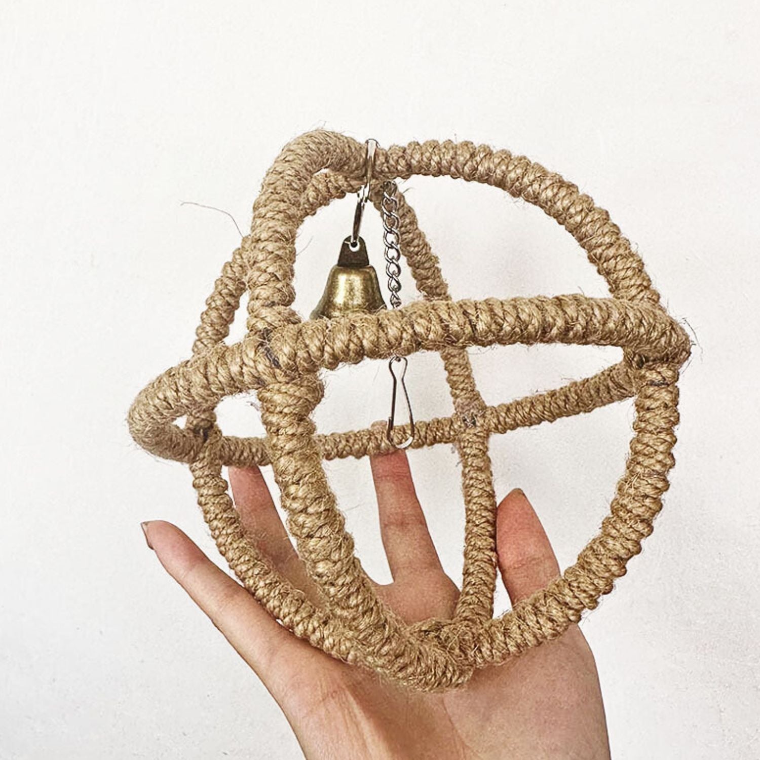 Vogels Hennep Touw Ring hand voor groottevergelijking